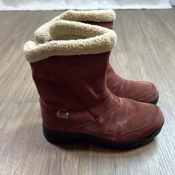Sorel Red Suede Winter Boots with Cream Lining - Picture 3 of 13